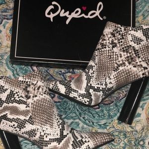 Qupid Shoes - Qupid Black & White Snake Skin Booties Qupid Shoes - Qupid Black & White Snake Skin Booties